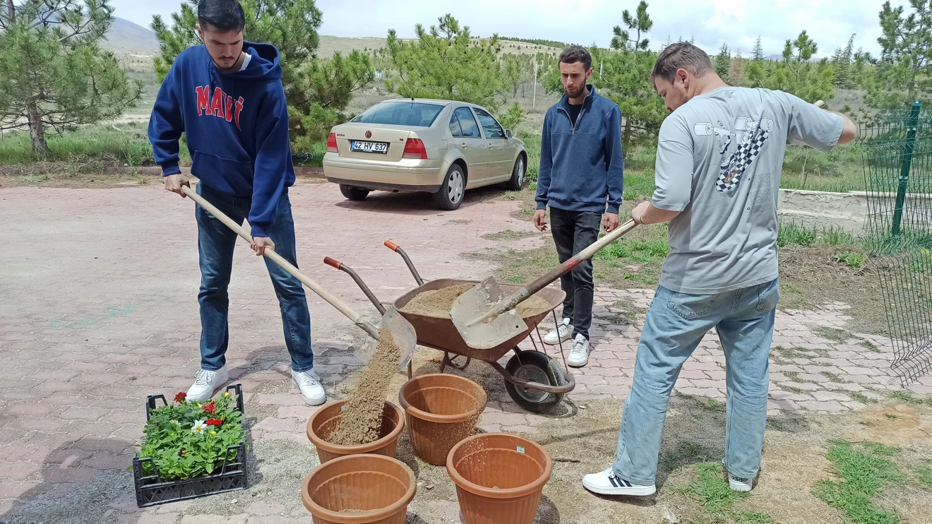 Sivil Havacılık Yüksekokulu'nda Çiçek Dikme Etkinliği